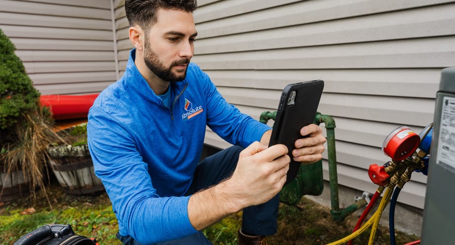 AC technician replacing existing ac unit.